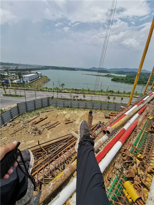 万秀区作业中发生设备损坏或人员意外，责任怎么划分？